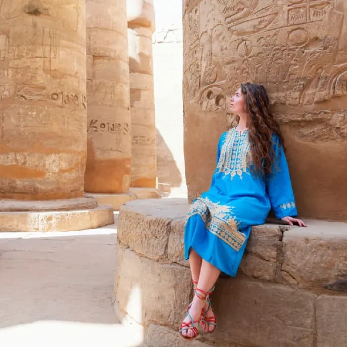 Templo de Amón, en Karnak Hermosa mujer disfrutando de un recorrido por el Gran Templo de Amón , Egipto.